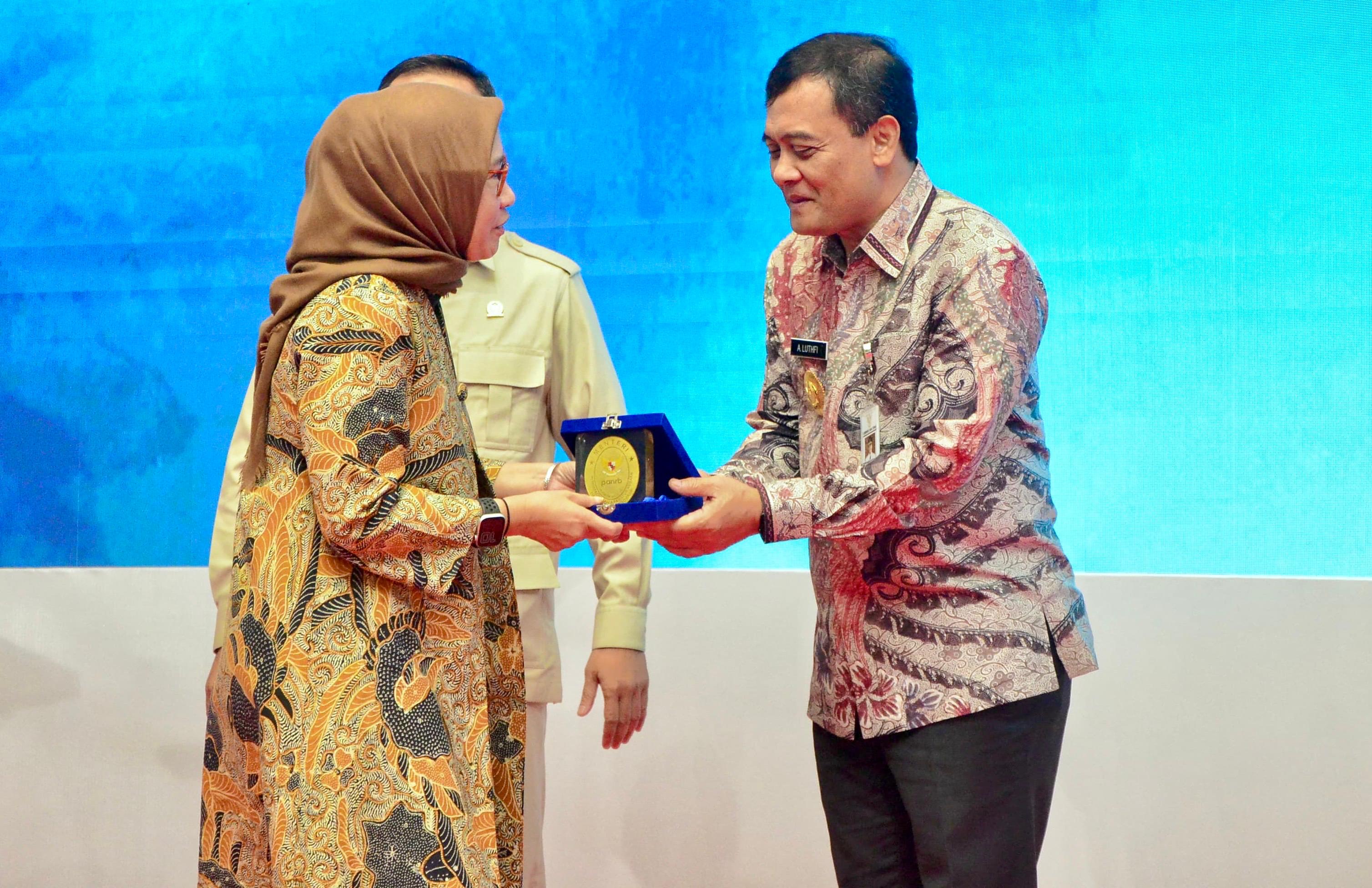 Menteri Pemberdayaan Aparatur Negara dan Reformasi Birokrasi Rini Widyantini mengapresiasi collaborative government yang dijalankan Gubernur Ahmad Luthfi