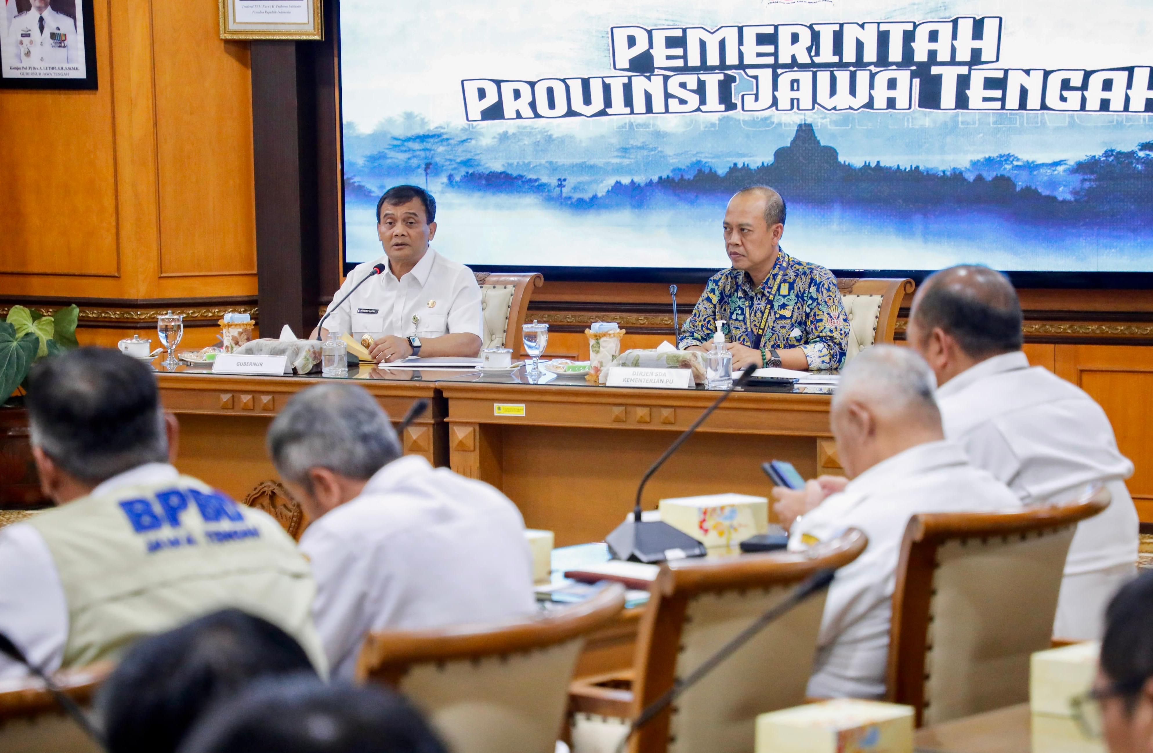 Gubernur Jateng Ahmad Luthfi saat rapat bersama Kementerian PU, BRIN, BMKG, BNPB, dan BPBD Provinsi Jawa Tengah