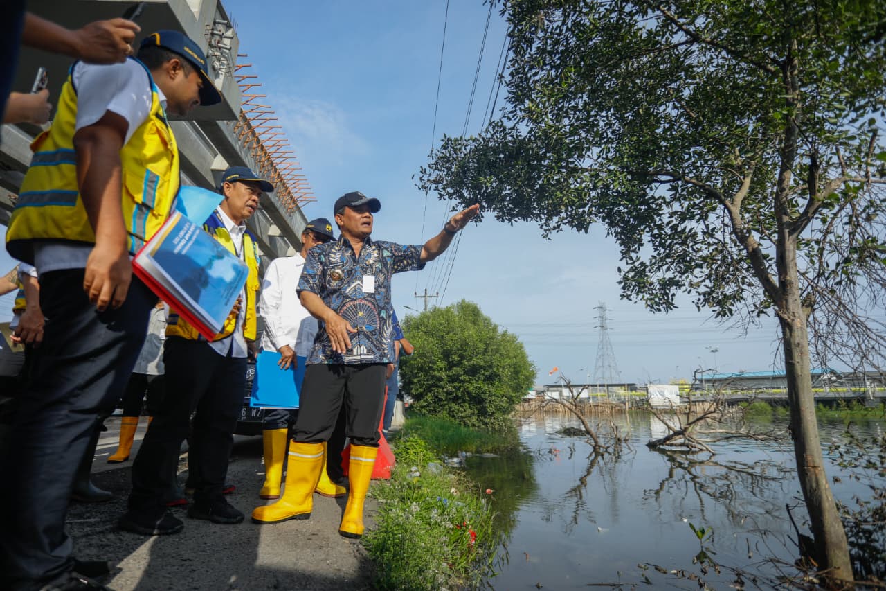 Gubernur Ahmad Luthfi turun langsung meninjau lokasi bersama Dirjen Sumber Daya Air Kementerian PUPR dan Balai Besar Wilayah Sungai (BBWS) Pemali Juana, Kamis (30/10/2025).