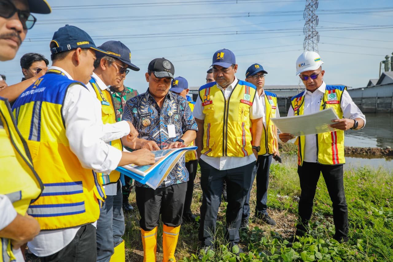 Gubenur Luthfi saat meninjau Kolam Retensi Terboyo, Kamis (30/10/2025).