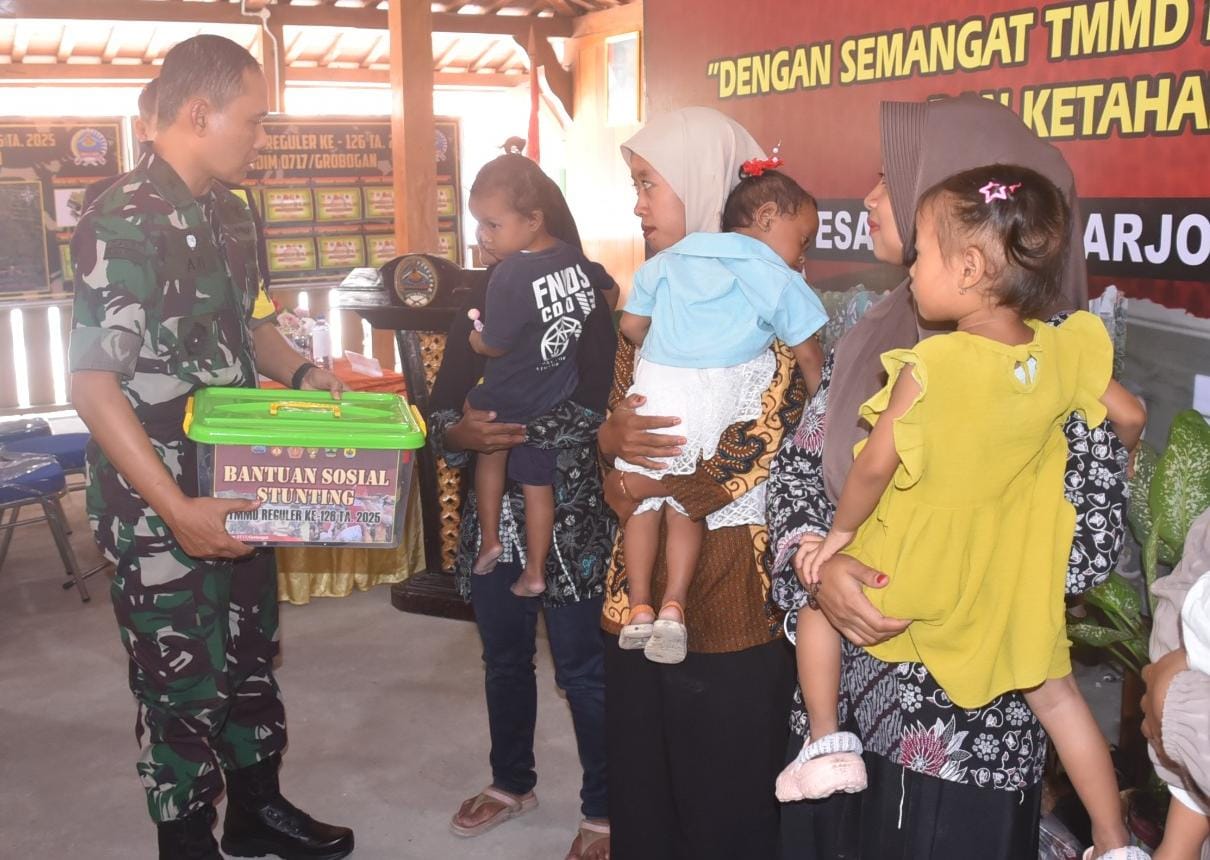 BAKSOS: Tim Wasev Mabes TNI AD program TMMD saat menyerahkan bantuan sosial bagi anak stunting di Desa Karangharjo, Pulokulon.