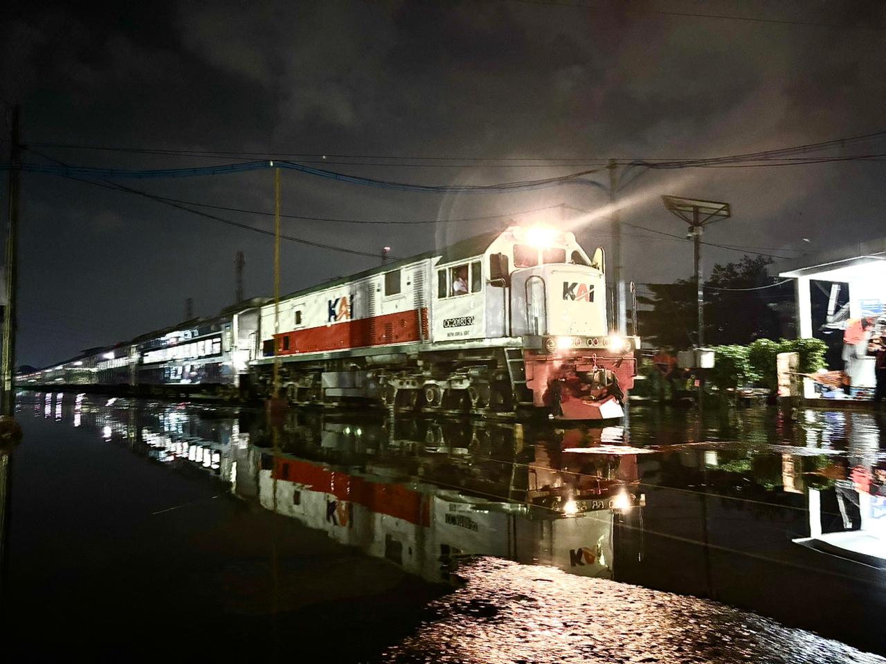 MELINTAS: Sejumlah KA saat melintasi jalur Stasiun Tawang-Stasiun Alastua.