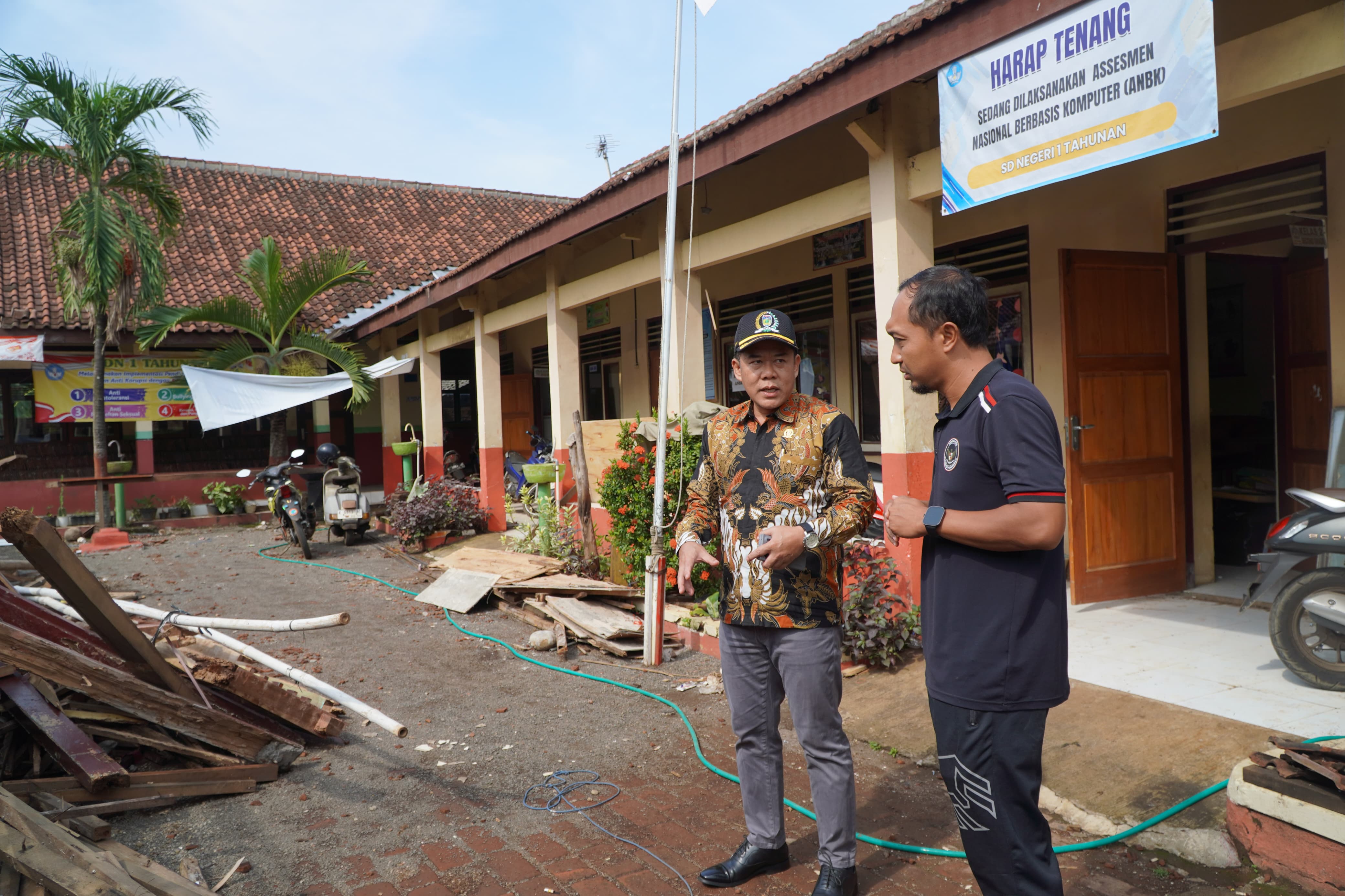 CEK: Ketua DPRD Jepara Agus Sutisna meninjau pembangunan SDN Tahunan.