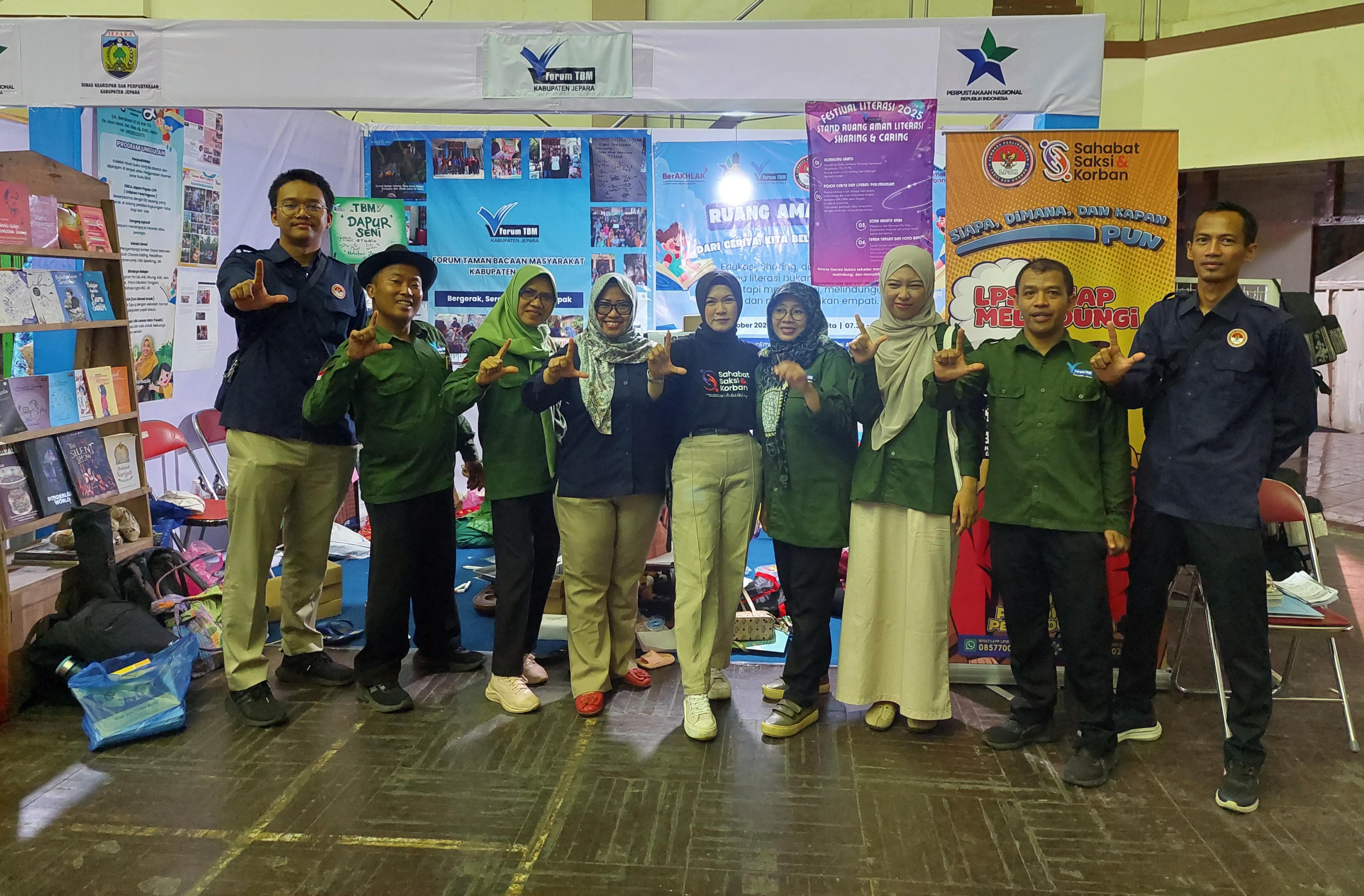 SINERGIS: Para penggiat literasi tengah kunjungi stand FTBM.