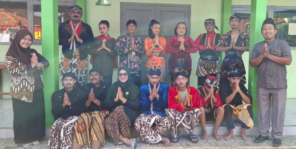 KOMPAK: Anak didik sukses menggelar pentas ketoprak berfoto bersama Pengasuh ketoprak SMA 1 Sumber, Muhammad Nurhadi, Didik Hartono, dan Amat Sholeh, kemarin (30/10)