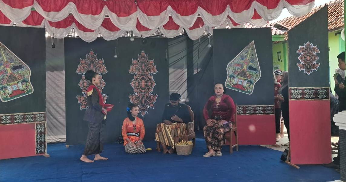 TAMPIL MAKSIMAL: Para pemain ketoprak SMAN 1 Sumber tampil maksimal pada puncak Proyek Penguatan Profil Pelajar Pancasila (P5) sekaligus peringatan Bulan Bahasa 2025.