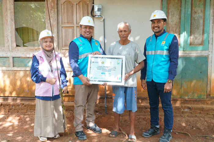 PLN UIK Tanjung Jati B&nbsp;menyalurkan bantuan penyambungan listrik gratis berdaya 900 VA untuk 40 KK di wilayah Desa Karanggondang dan Desa Kancilan, Kabupaten Jepara.