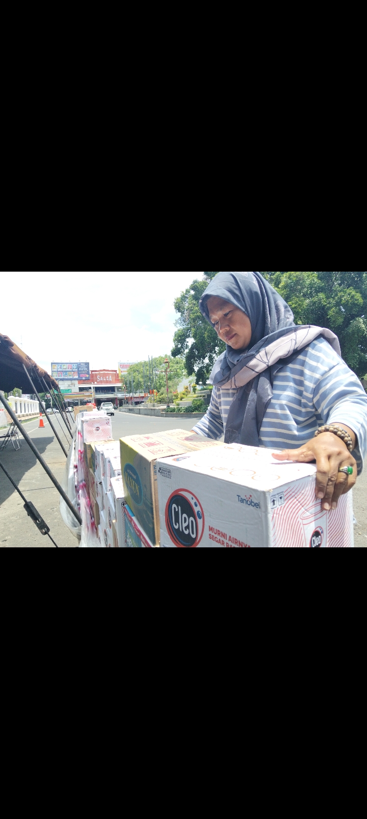 DITATA: Korlab AMPB Mulyati menata air dus di depan Posko AMPB Pada Kamis (30/10).