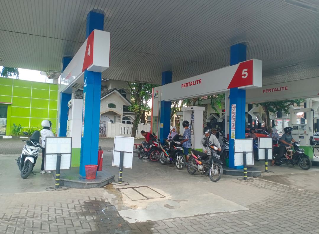 ISI BBM: Sejumlah pengendara sedang antre mengisi BBM di Pon Bensin, belum lama ini. (ANDIKA TRISNA SAPUTRA/RADAR KUDUS)