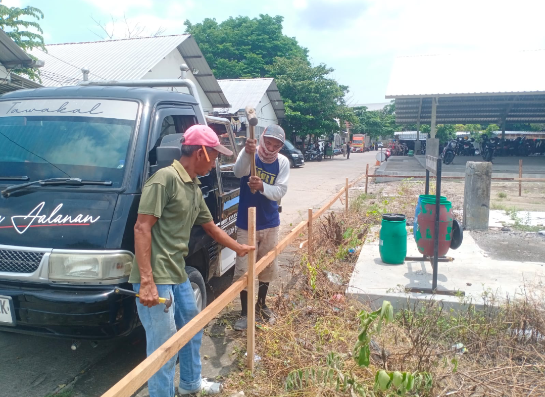 PROYEK: Petugas pembangunan Pasar Babe mulai mengerjakan proyek tahap dua, Kamis (30/10). (ANDIKA TRISNA SAPUTRA/RADAR KUDUS)