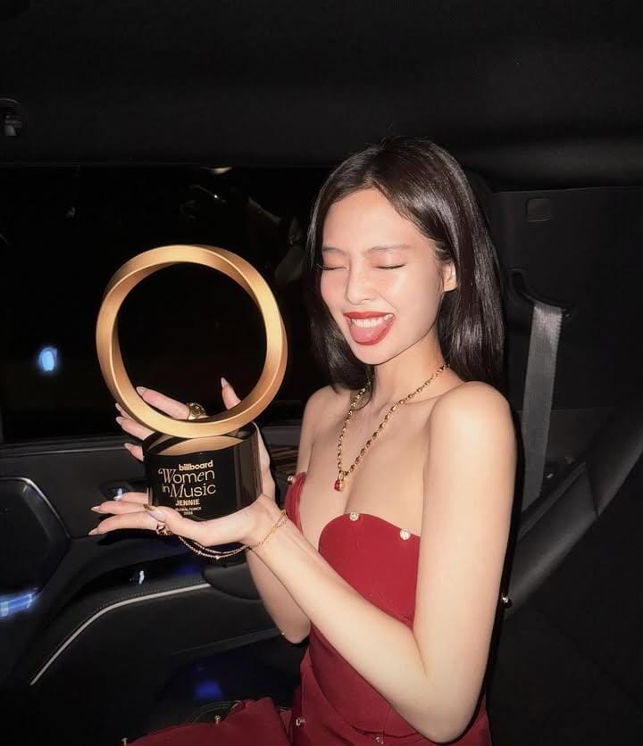 Potret Kim Jennie mendapatkan penghargaan billboard Women in Music