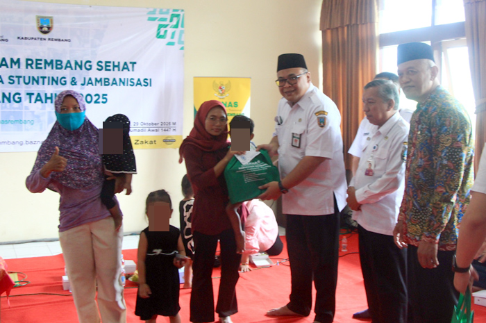 DISALURKAN: Gus Wabup bersama Kepala Dinkes, Kepala Kemenag, Ketua Baznas Mohammad Ali Anshory distribusikan penyaluran bantuan di aula Baznas Rembang kemarin.