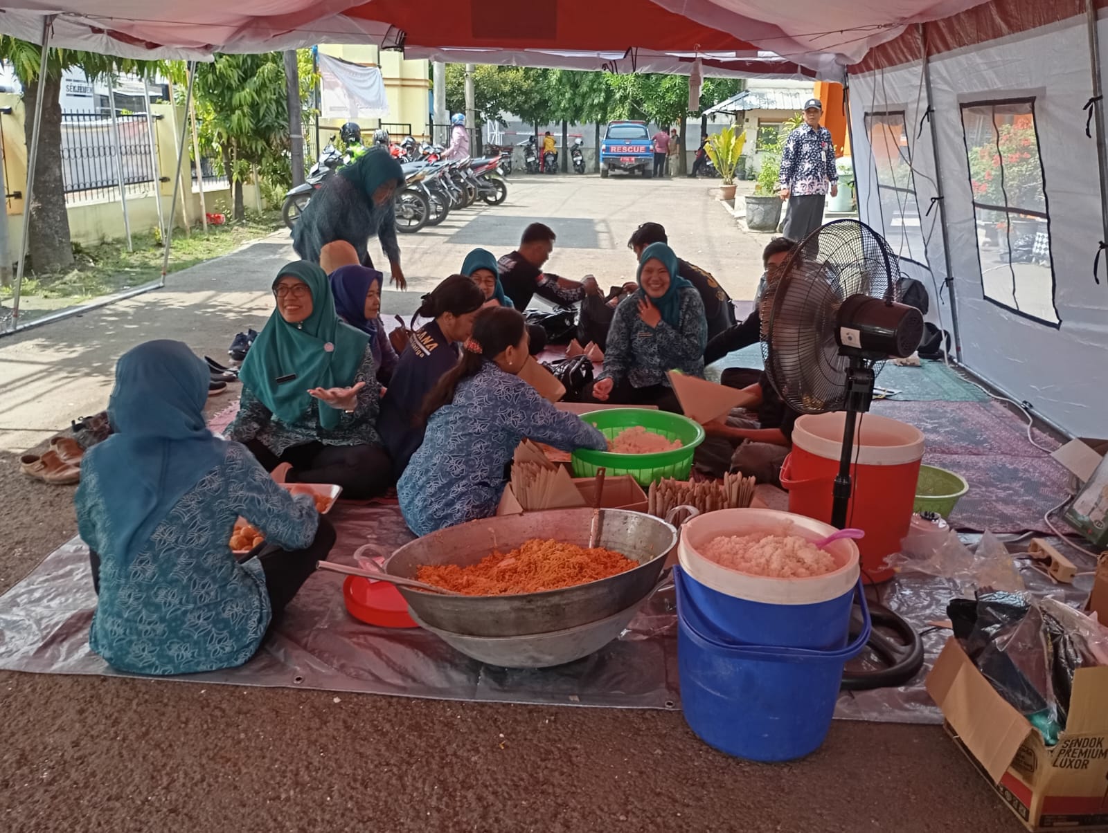 ingga Kamis (30/10/2025), dapur umum tersebut telah menyiapkan sekitar 3.000 porsi makanan siap saji bagi lebih dari 1.500 pengungsi.