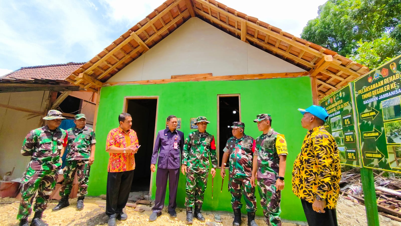 MENINJAU: Tim Wasev Mabes TNI AD saat melihat progres RTLH di rumah warga milik Kusno, Desa Karangharjo, Pulokulon, Grobogan.