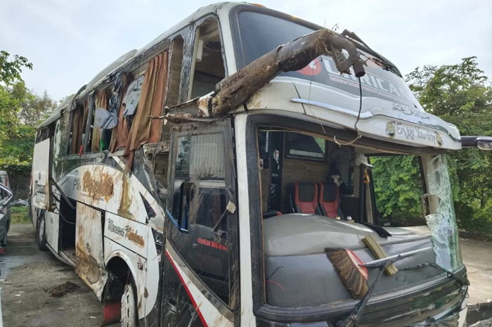 LAKA: Kondisi bus yang rusak akibat kecelakaan saat berada di Exit Tol Kandeman.