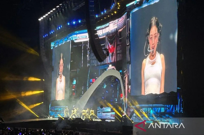 Jihyo TWICE saat tampil solo stage membawakan nyanyian dan koreografi tarian "Killin