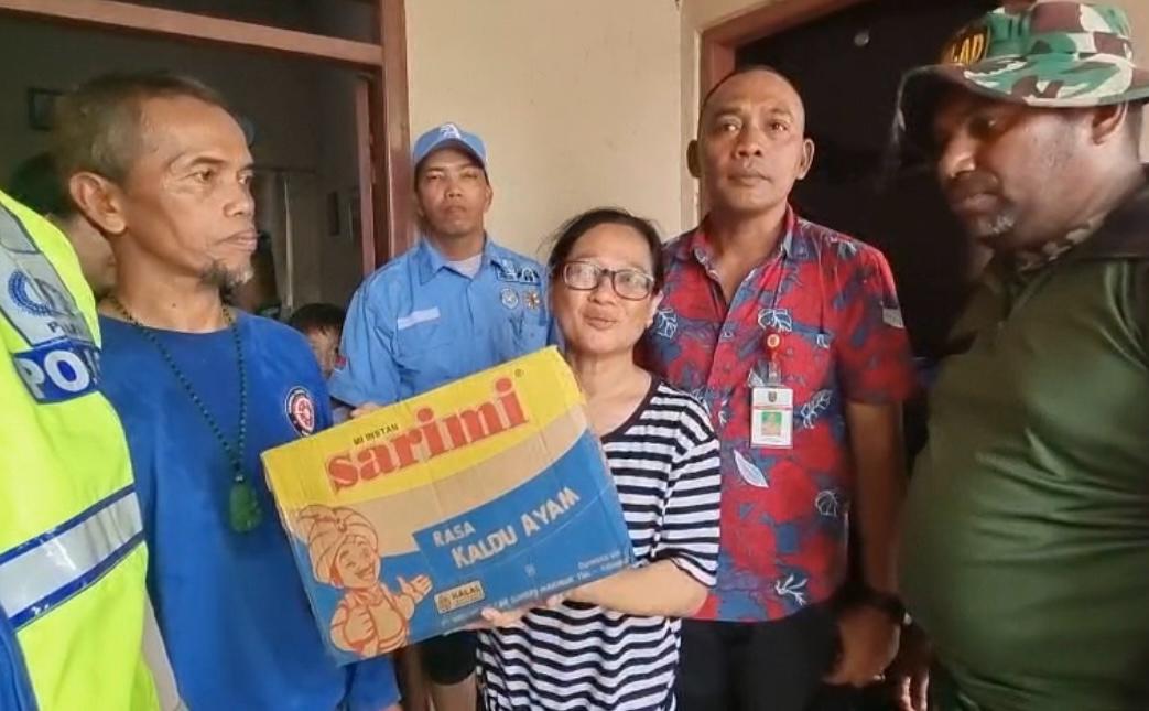 Niswatin warga Kampung Tenggang, Kelurahan Tambakrejo, Kecamatan Gayamsari, Kota Semarang dapat kiriman sembako dari Gubernur Jateng Ahmad Luthfi