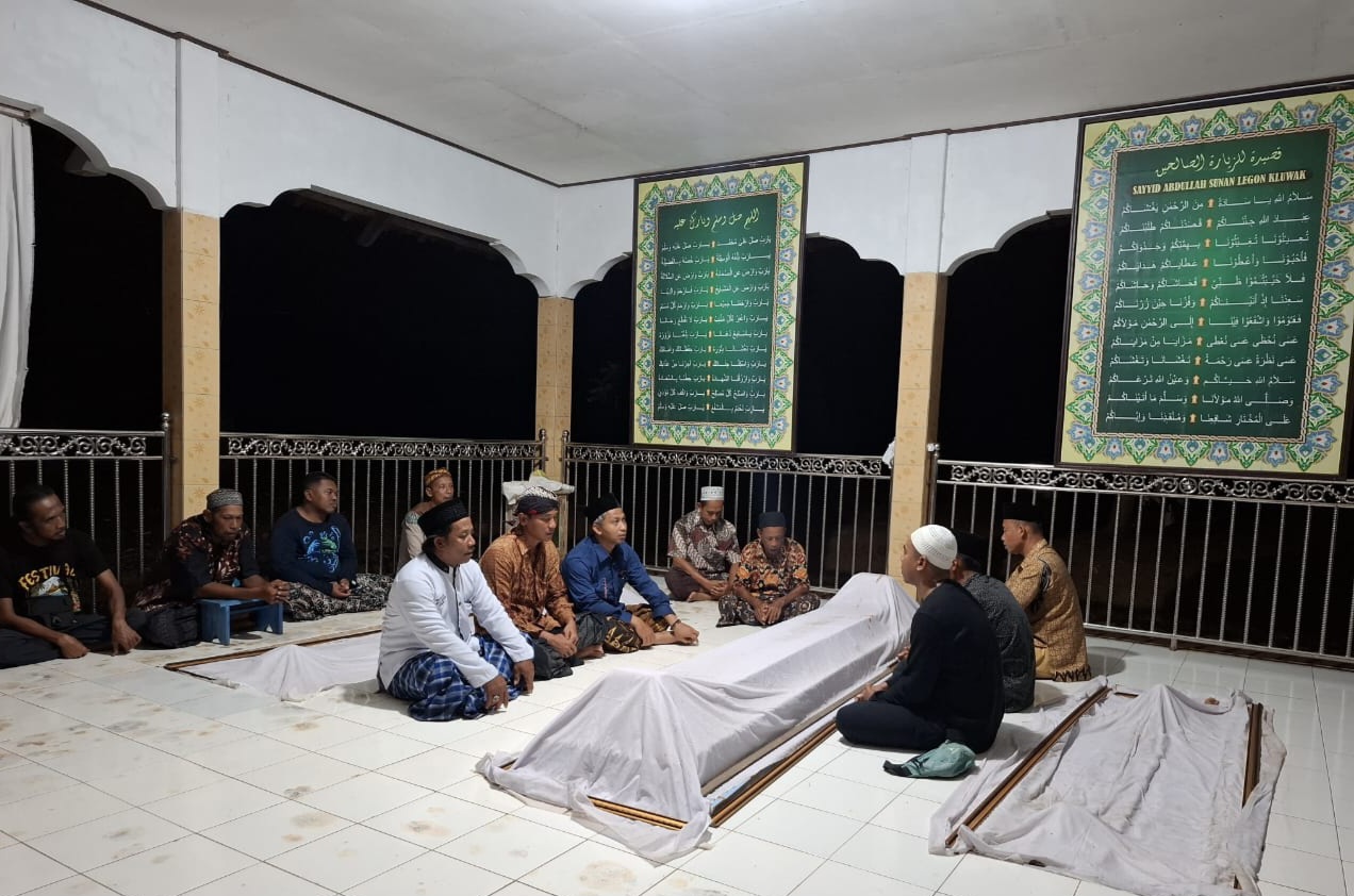 KHIDMAT: Sejumlah warga tengah berziarah ke makam Sayid Abdullah Legon Kluwak pada Kamis (30/10) malam.