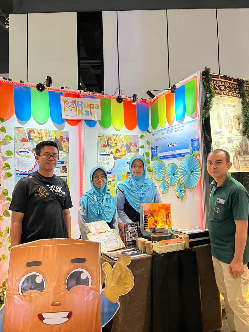 Dua siswi berbakat, Naila Kirania Maulidia (XII.7) dan Kitana Aisya Az-Zahra (XII.1)