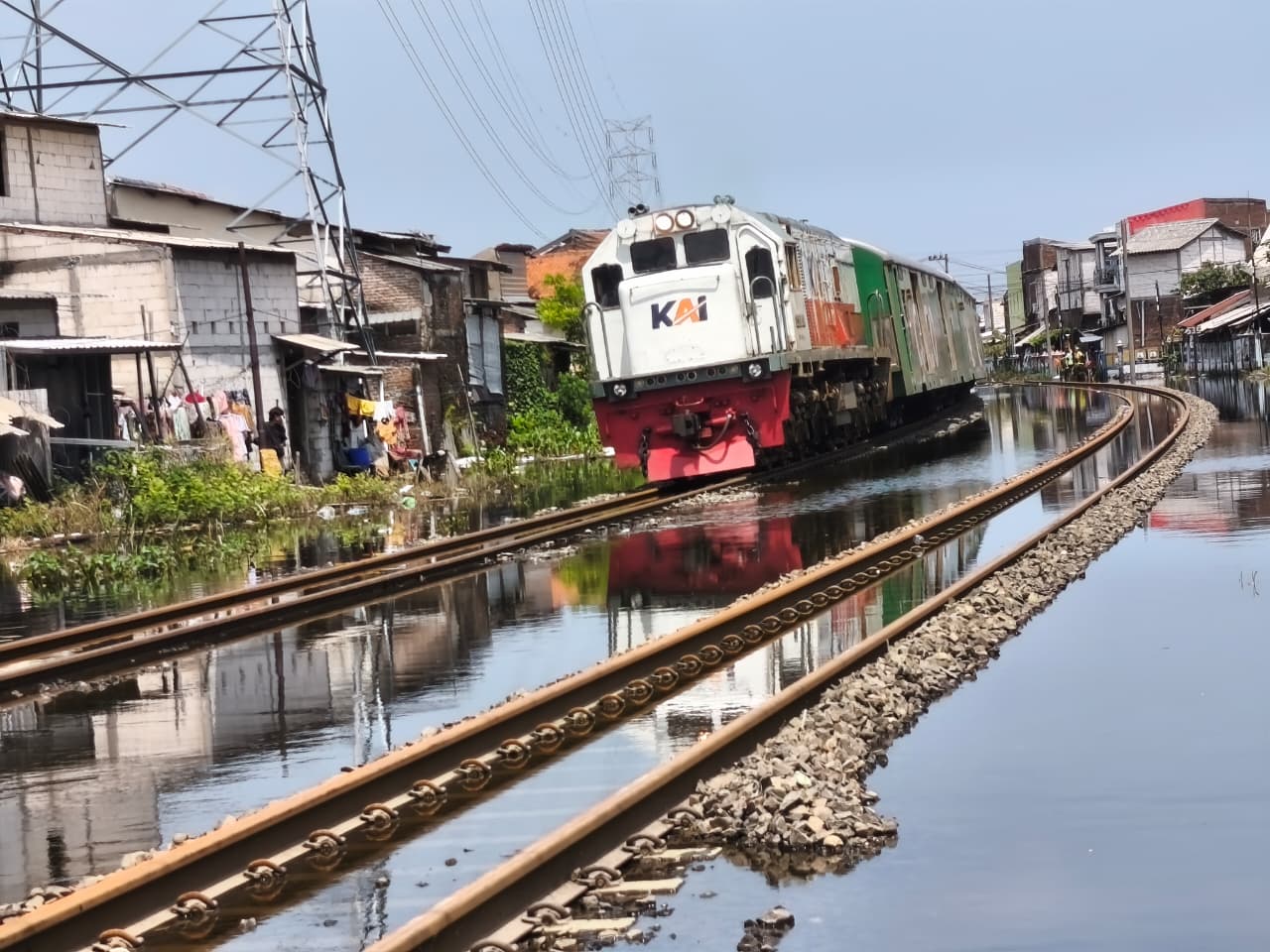MELINTAS: Sejumlah KA saat melintasi Semarang Tawang-Alastua yang sempat tergenang air.