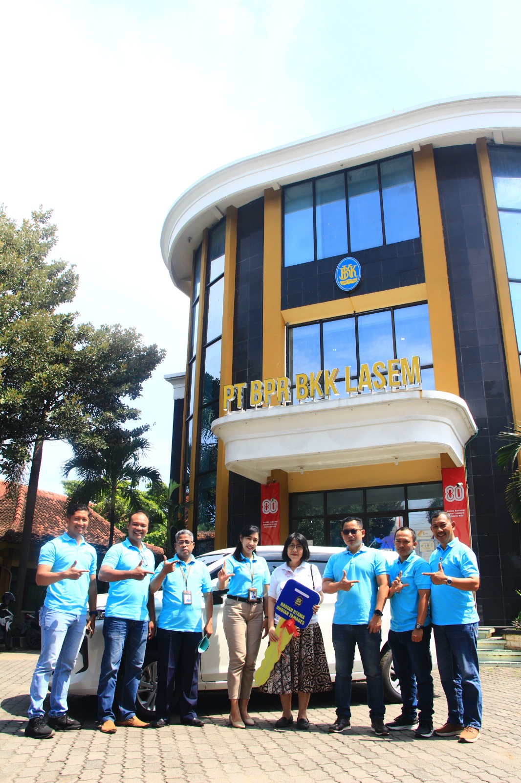 WISNU AJI/RADAR KUDUS  APRESIASI: Plt Direktur Utama Herry Setyo Nugroho (3 dari kanan) didampingi panitia Undian Tamades serahkan kunci pemenang hadiah utama mobil, Yenny Christina di halaman kantor