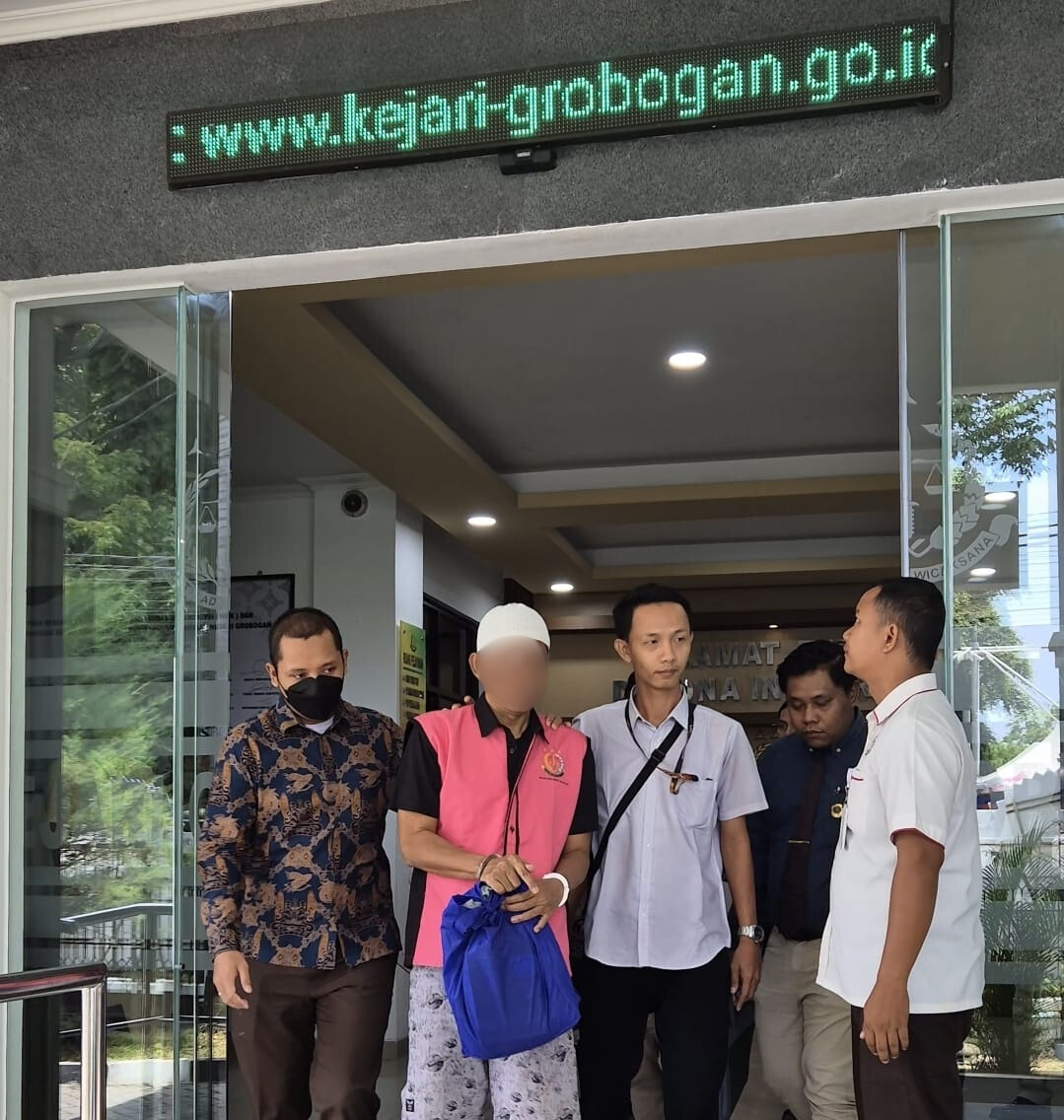 DILIMPAHKAN &ndash; Kepala Desa Kalirejo, Kecamatan Wirosari TS ditahan di Lapas Kelas II B Purwodadi setelah pelimpahan dari Polres Grobogan ke Kejari Grobogan.