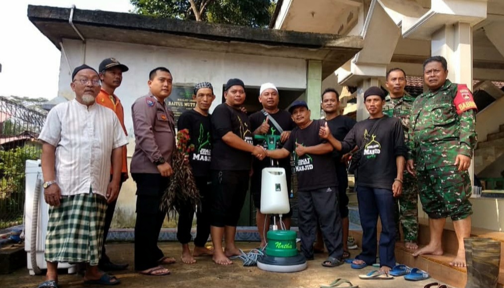 BERMANFAAT: Para pengurus Resik-resik Masjid di Kabupaten Jepara berfoto bersama usai rampung melakukan pembersihan masjid.