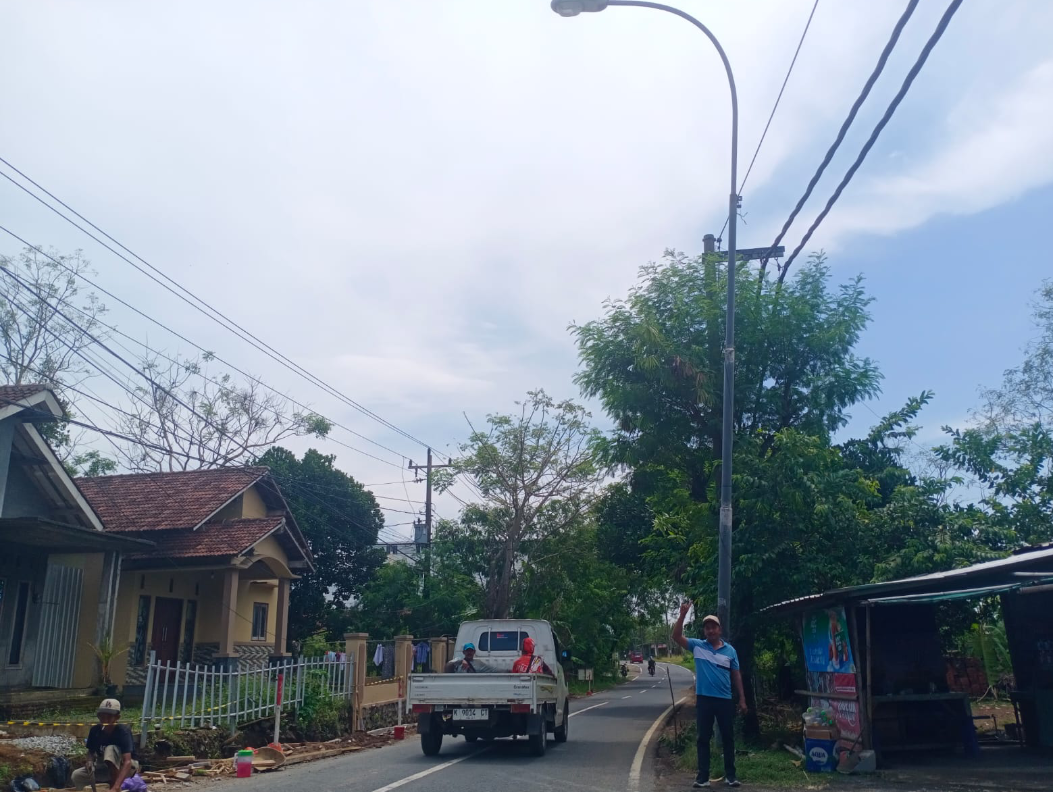 TINJAUAN: Anggota Komisi C DPRD Kudus, Sandung Hidayat menyidak kondisi LPJU di Jalan sebelah Timur UMK, Jumat (31/10). (ANDIKA TRISNA SAPUTRA/RADAR KUDUS)