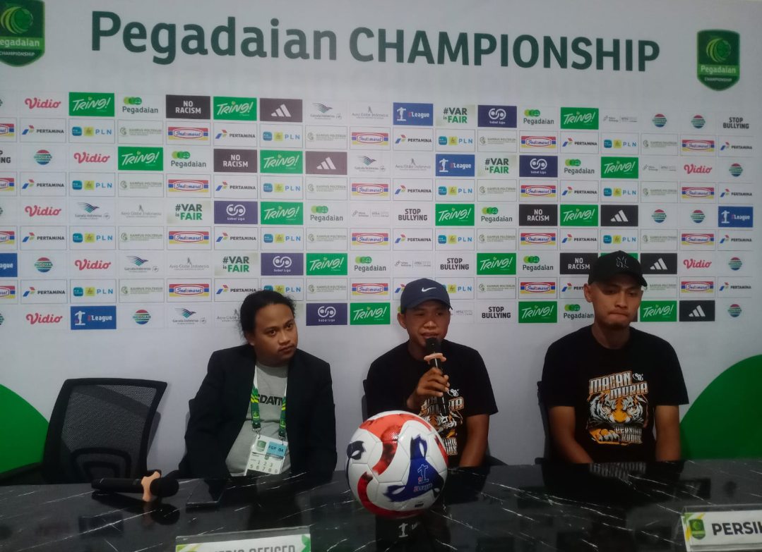 SIAP: Karateker Pelatih Persiku Kudus, Noor Hadi (tengah) menjelaskan persiapan pertandingan Persiku melawan Tornado FC, Jumat (31/10). (ANDIKA TRISNA SAPUTRA/RADAR KUDUS)