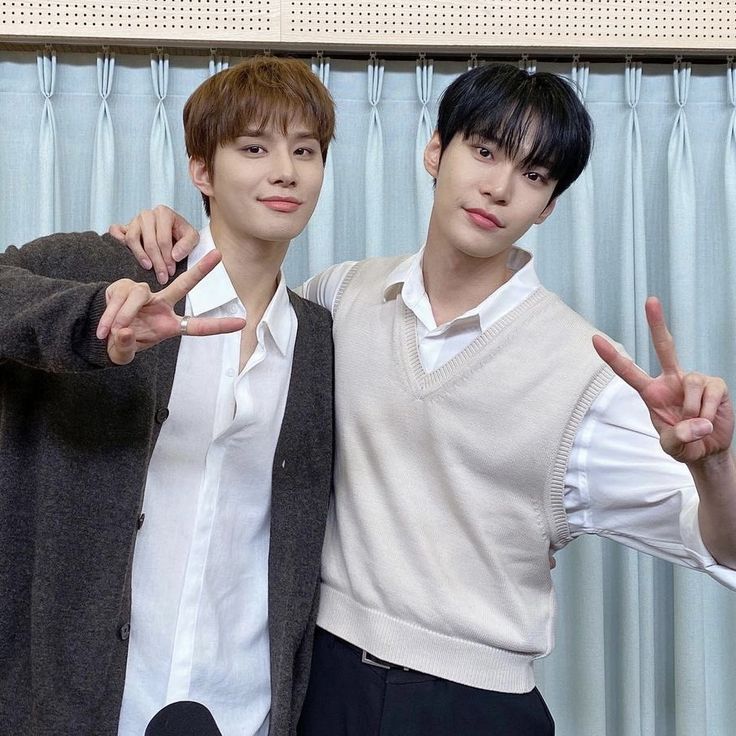 Potret tampan member NCT 127, Doyoung dan Jungwoo