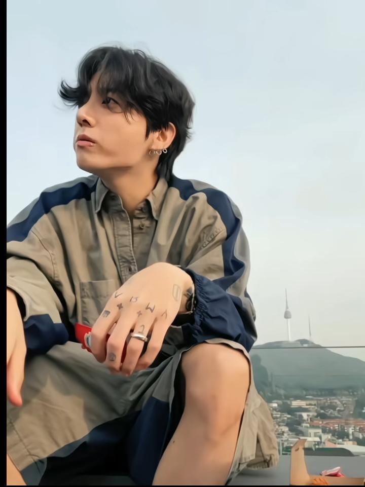 Potret Jungkook sedang makan di rooftop rumahnya yang terlihat penampilan sedikit kurusan