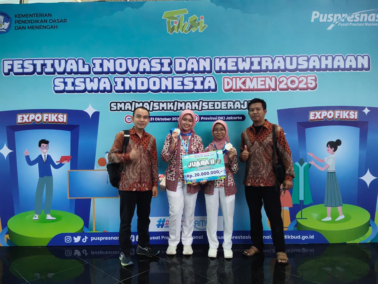 Siswa MAN 2 Kudus Naila Kirania Maulidia (XII.7) dan Kitana Aisya Az-Zahra (XII.1) meraih Juara 2 kategori Seni Rupa dan Desain dalam ajang bergengsi FIKSI 2025 oleh Kemendikbudristek