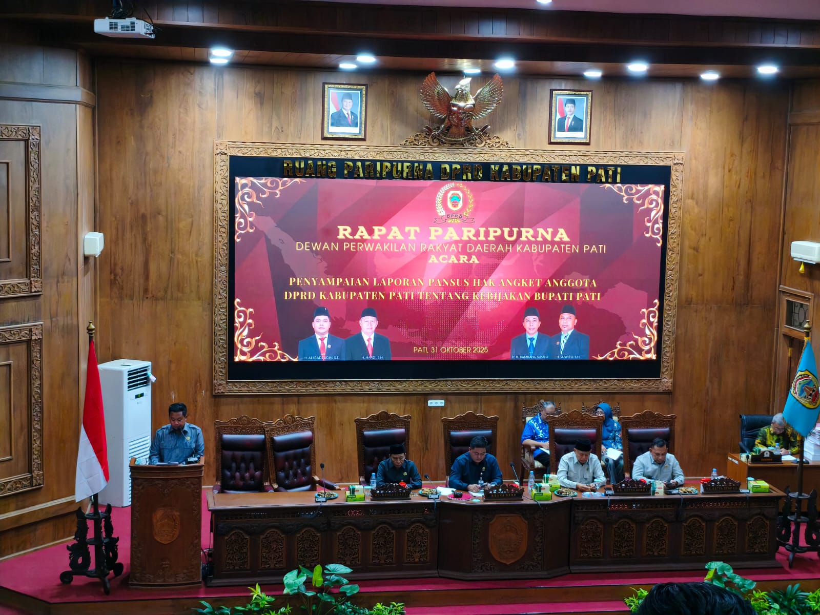 Paripurna Hak Angket tentang Kebijakan Bupati Pati dimulai. Berbagai hasil temuan dugaan penyelewengan kebijakan-kebijakan bupati dibeberkan ke publik.