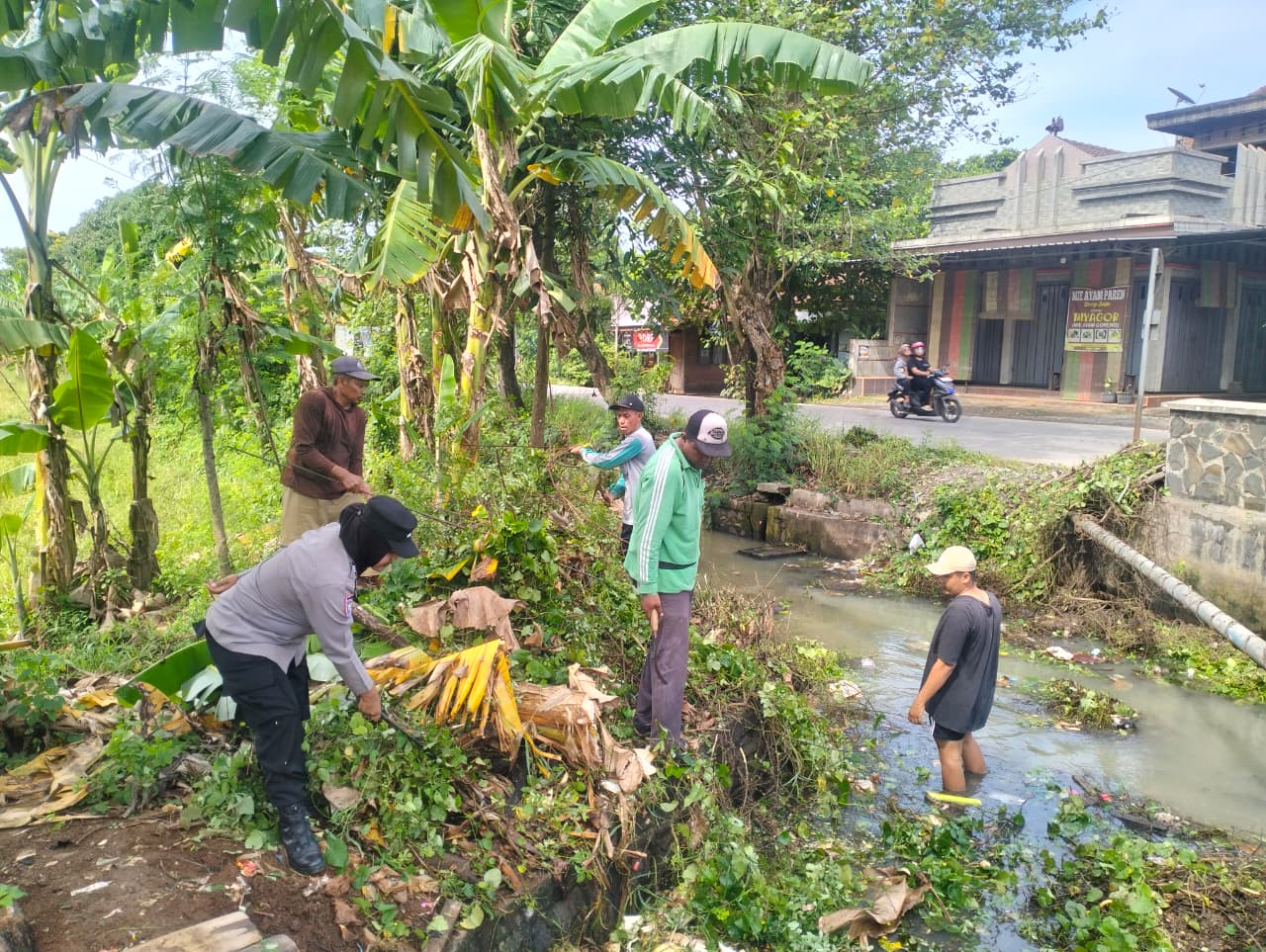Bhabinkamtibmas Polsek Mayong Brigadir Bety Rosalina yang bekerja sama dengan perangkat desa dan warga setempat melakukan kerja bakti membersihkan sampah di dalam parit Desa Paren, Kecamatan Mayong, K