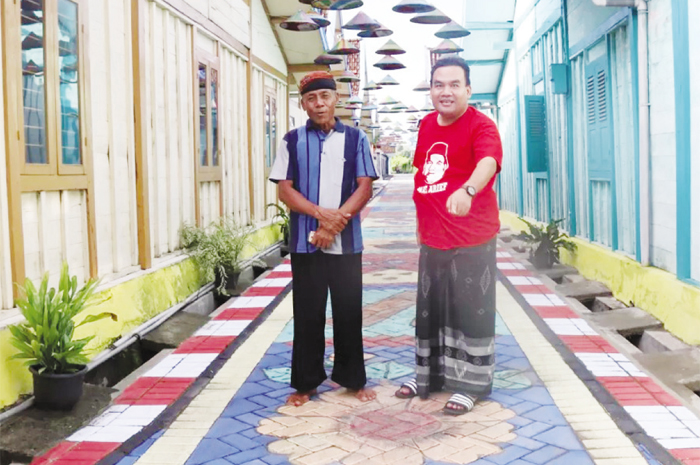 SEMANGAT: Pramugi Prawiro Wijoyo (kiri) bersama Bupati Blora Arief Rohman (kanan) menunjukkan kampung Samin di Desa Sambongrejo.