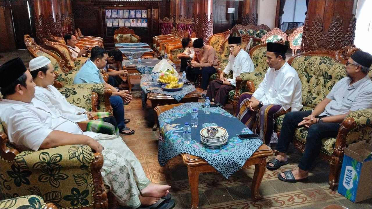 KHIDMAT: Prosesi pembacaan manaqib di Pendapa Pringgitan Kabupaten Jepara Sabtu (1/11).