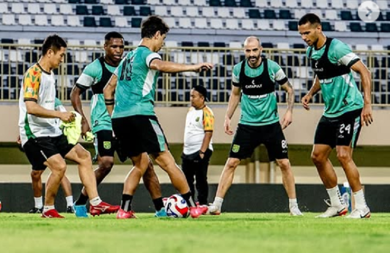 Para pemain Persebaya sedang berlatih jelang pertandingan