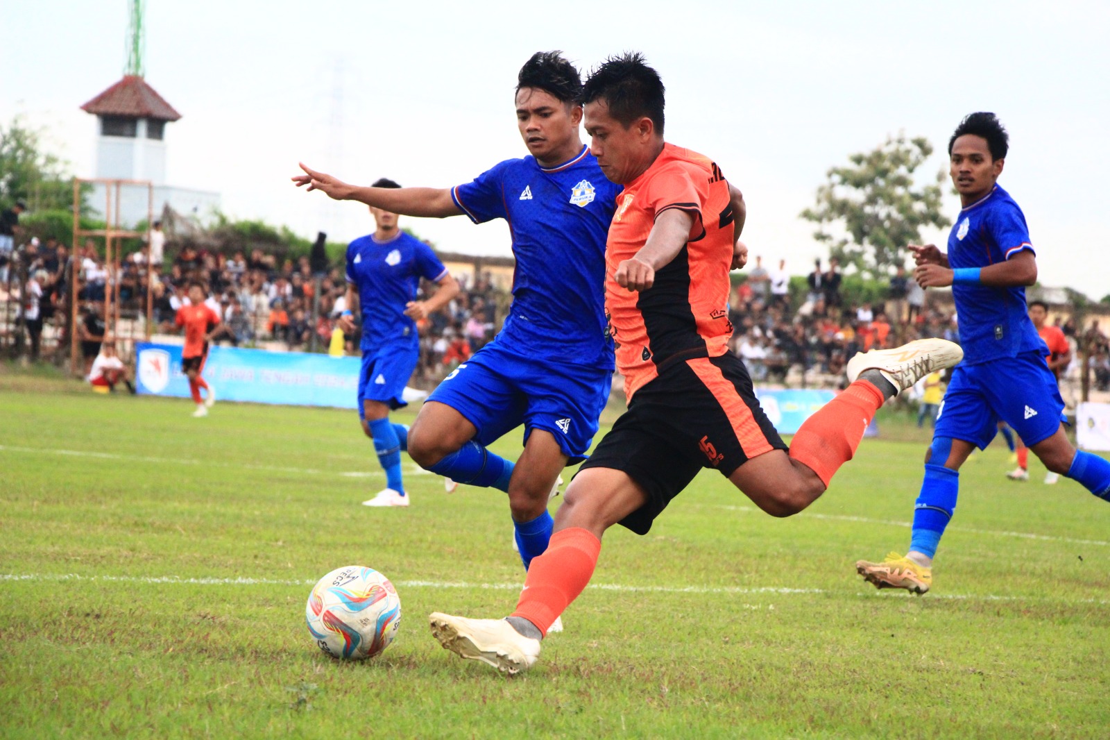 TENDANG BOLA:  Pemain PSIR dihadang pemain Persika saat hendak menendang bola di laga kandang kompetisi tahun lalu.