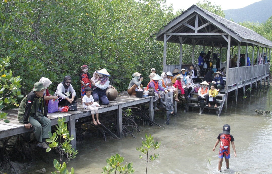MERIAH: Para peserta tengah beristirahat di area tracking mangrove.