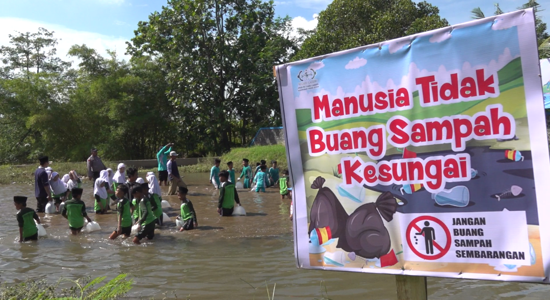 AKSI LINGKUNGAN: Sejumlah siswa melakukan kegiatan bersih-bersih sungai dan menebar benih ikan di Sungai Siwayut, Minggu (2/11). (ANDIKA TRISNA SAPUTRA/RADAR KUDUS)