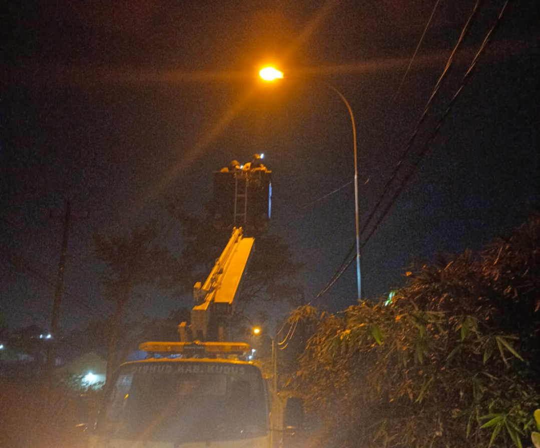 PERBAIKAN: Petugas Dishub memperbaiki LPJU di jalan sekitar UMK, Sabtu (1/11). (DISHUB KUDUS UNTUK RADAR KUDUS)