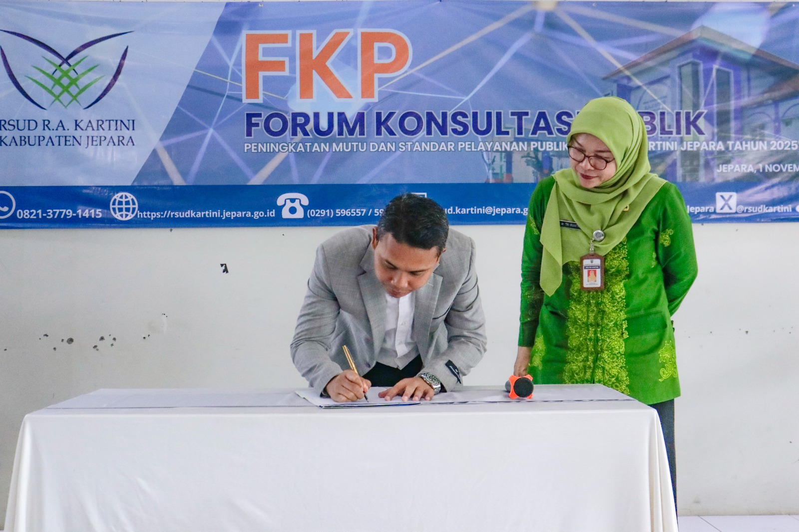 MASUKAN POSITIF: Wakil Ketua Komisi C DPRD Jepara menandatangani berita acara FKP RSUD R.A. Kartini Jepara.
