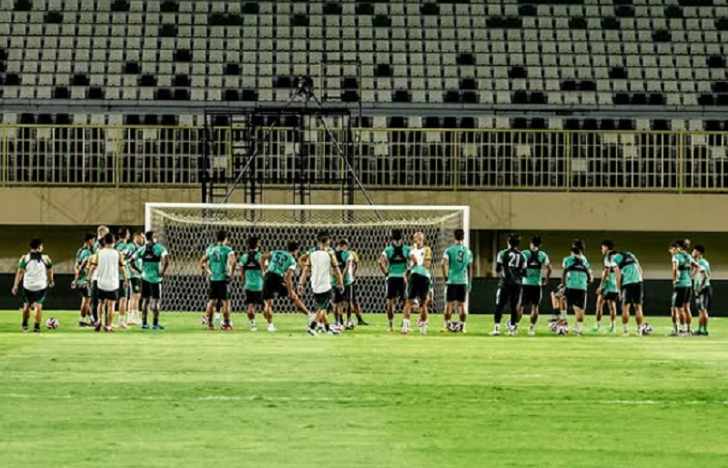 Para pemain Persebaya sedang berlatih jelang pertandingan