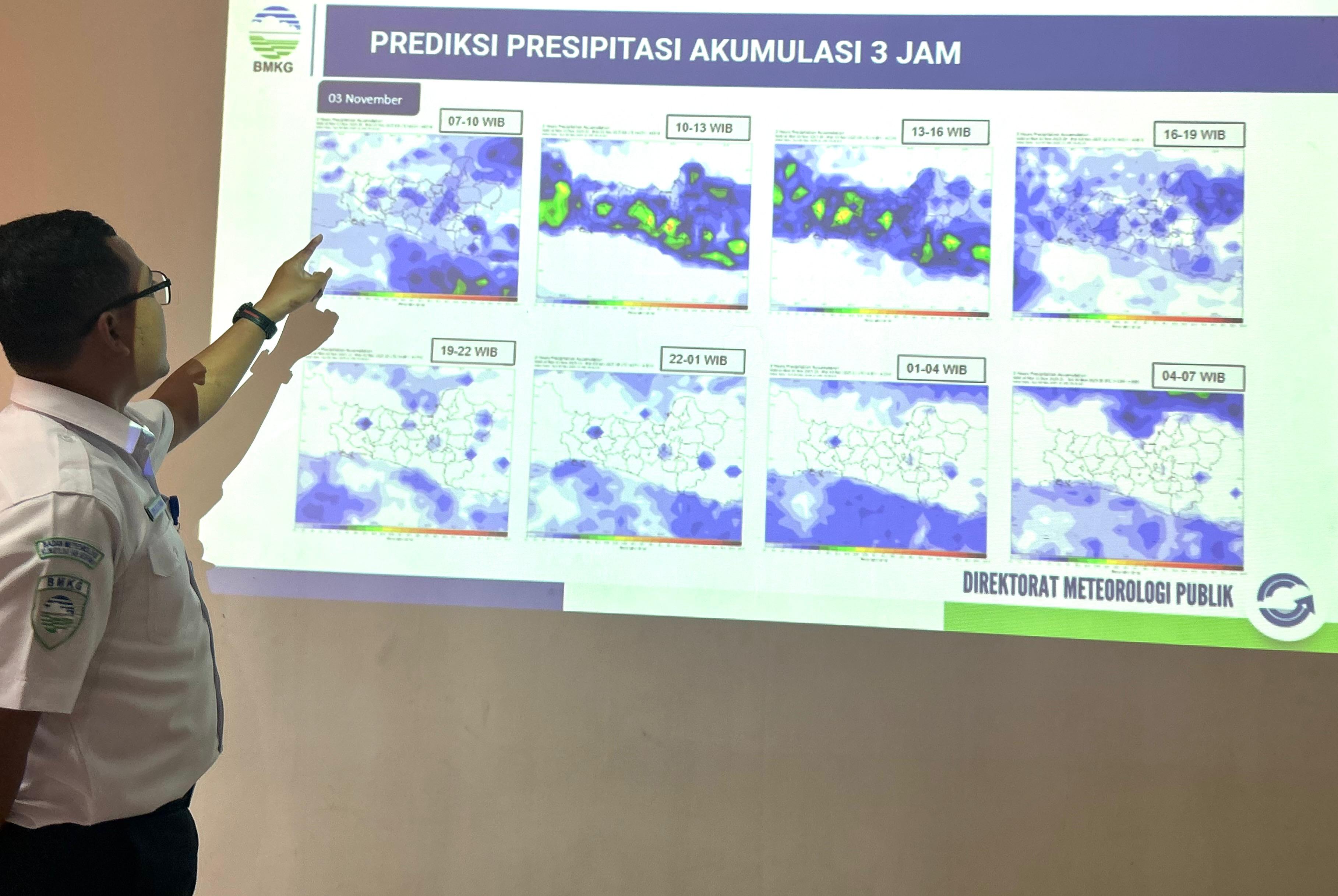 Badan Meteorologi, Klimatologi, dan Geofisika (BMKG) mengingatkan masyarakat untuk tetap waspada menghadapi puncak musim hujan yang diperkirakan terjadi pada November hingga Desember 2025.