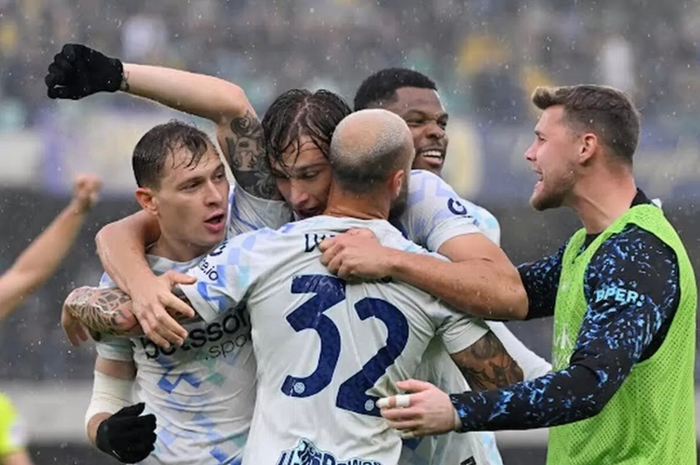 Federico Dimarco, Nicolo Barella, Pio Esposito, dan Denzel Dumfries merayakan gol bunuh diri Hellas Verona.
