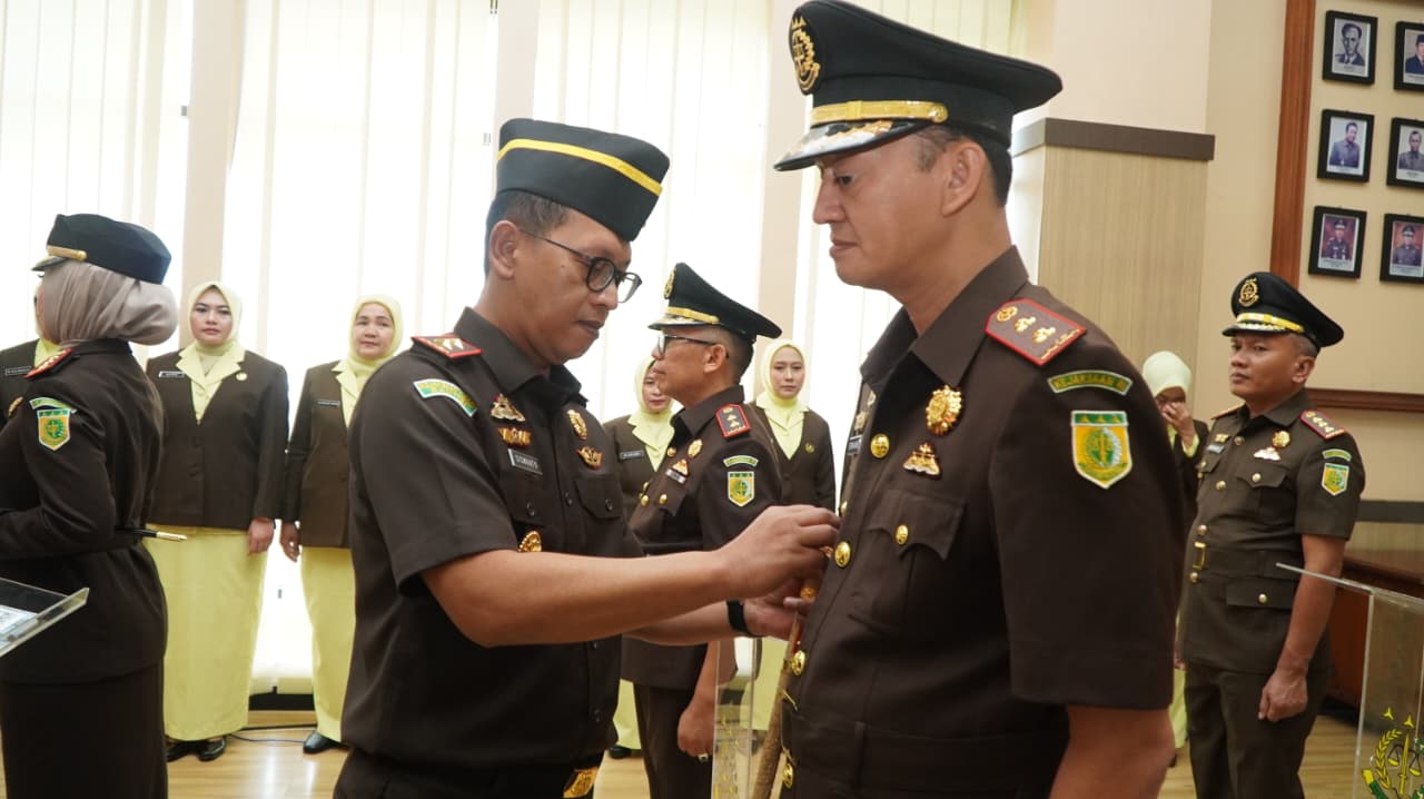 LANTIK KEJARI BARU &ndash; Kajati Jawa Tengah Siswanto melakukan prosesi pelantikan pejabat Eselon III yang dihadiri pejabat Kejari Jateng.