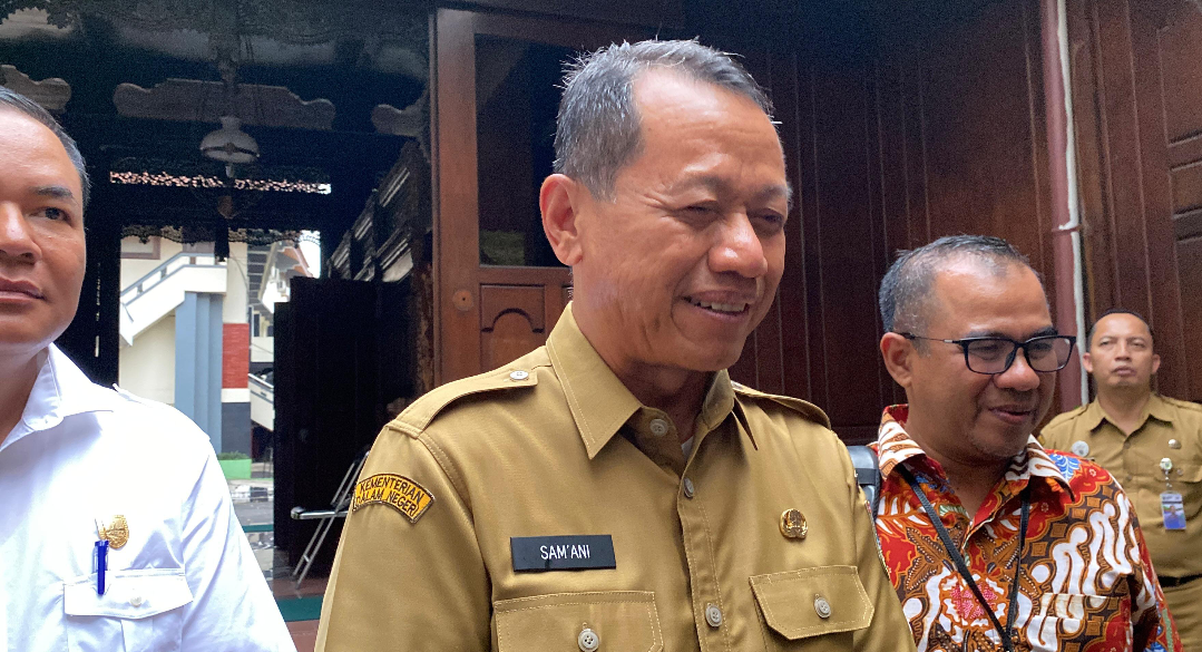HASIL RAKOR: Bupati Kudus (tengah) bersama Ketua DPRD Kudus (kiri) dan Kasatgas Koordinasi dan Supervisi KPK Wilayah Jawa Tengah dan DIY, Azril Zah (kanan), Senin (3/11). (ANDIKA TS/RADAR KUDUS)