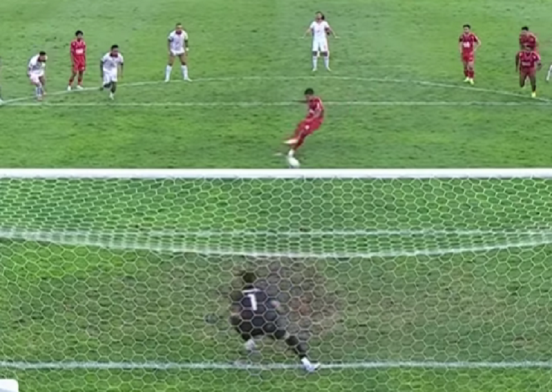 Carlos Franca mengeksekusi tendangan penalti untuk menyamakan skor 1-1 dengan malut United
