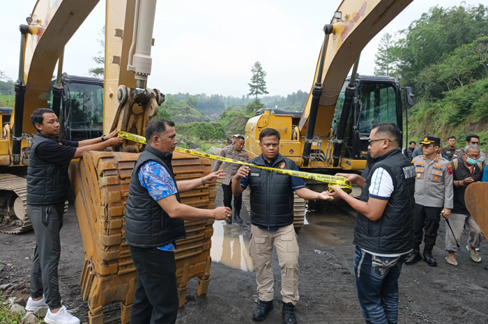 Tim Bareskrim Mabes Polri dipimipin langsung Brigjen Pol Moh Irhamni, Direktur Tindak Pidana Tertentu (Dirtipidter) tutup lokasi penambangan ilegal di Srumbung, Magelang.