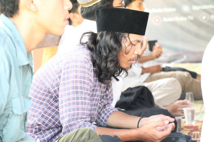 Ilustrasi seorang sedang khusyuk berdoa